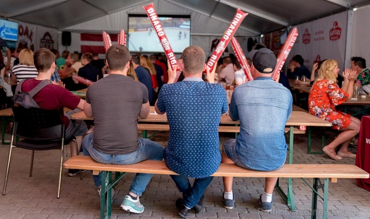 Kaislīgākos hokeja fanus, kā ik gadu, pulcē Hokeja fanu māja pie «Islande Hotel» 222952