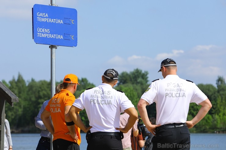 Līdz ar peldsezonas sākšanos, Rīgas pludmales sākuši uzmanīt glābēji 223048