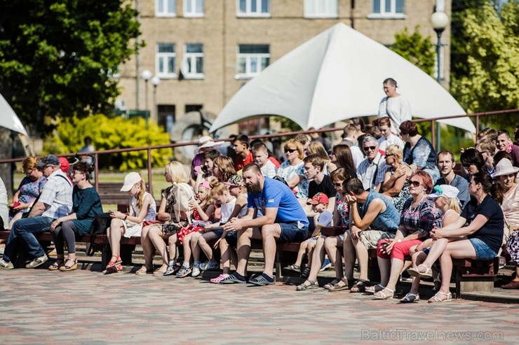 753. dzimšanas dienā Jelgavas iedzīvotāji un viesi varēja baudīt plašu izklaides un kultūras programu 753. dzimšanas dienā Jelgavas iedzīvotāji un viesi varēja baudīt plašu izklaides un kultūras programu 223973