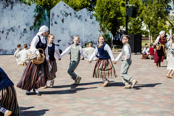 753. dzimšanas dienā Jelgavas iedzīvotāji un viesi varēja baudīt plašu izklaides un kultūras programu 753. dzimšanas dienā Jelgavas iedzīvotāji un viesi varēja baudīt plašu izklaides un kultūras programu 223981