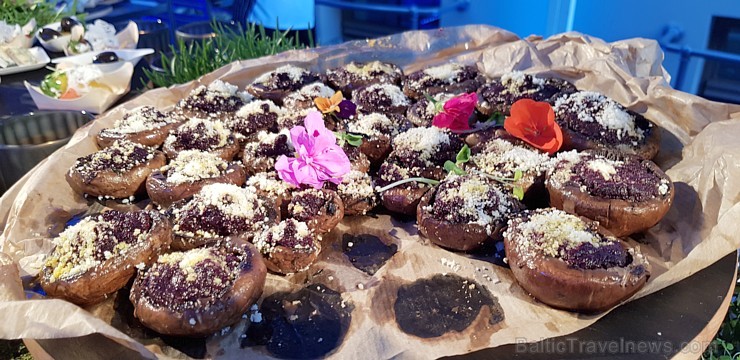 Travelnews.lv piedāvā dažus fotomirkļus no grandiozās Rīgas 5 zvaigžņu viesnīcas «Grand Poet by Semarah Hotels» atklāšanas 31.05.2018. Foto: Samsung N Travelnews.lv piedāvā dažus fotomirkļus no grandiozās Rīgas 5 zvaigžņu viesnīcas «Grand Poet by Semarah Hotels» atklāšanas 31.05.2018. Foto: Samsung N 224401