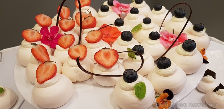 Travelnews.lv piedāvā dažus fotomirkļus no grandiozās Rīgas 5 zvaigžņu viesnīcas «Grand Poet by Semarah Hotels» atklāšanas 31.05.2018. Foto: Samsung N 224410