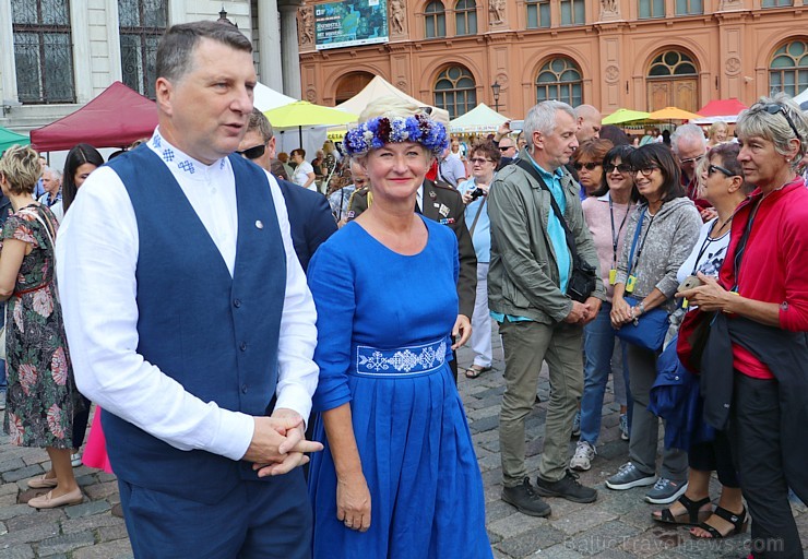 Doma laukumā saimnieko Zāļu tirgus 225955