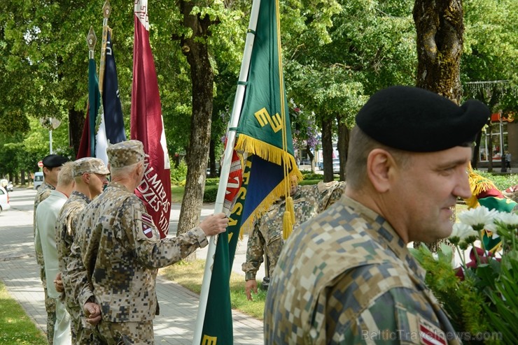 Cēsīs ar kauju rekonstrukciju un dejām, svin Latvijas Uzvaras dienu 226121