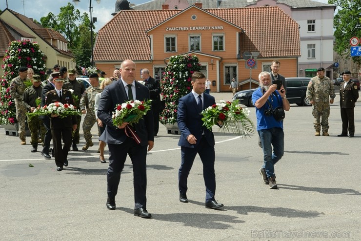 Cēsīs ar kauju rekonstrukciju un dejām, svin Latvijas Uzvaras dienu 226124