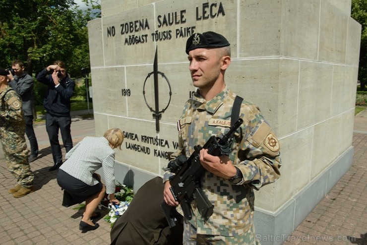 Cēsīs ar kauju rekonstrukciju un dejām, svin Latvijas Uzvaras dienu 226125