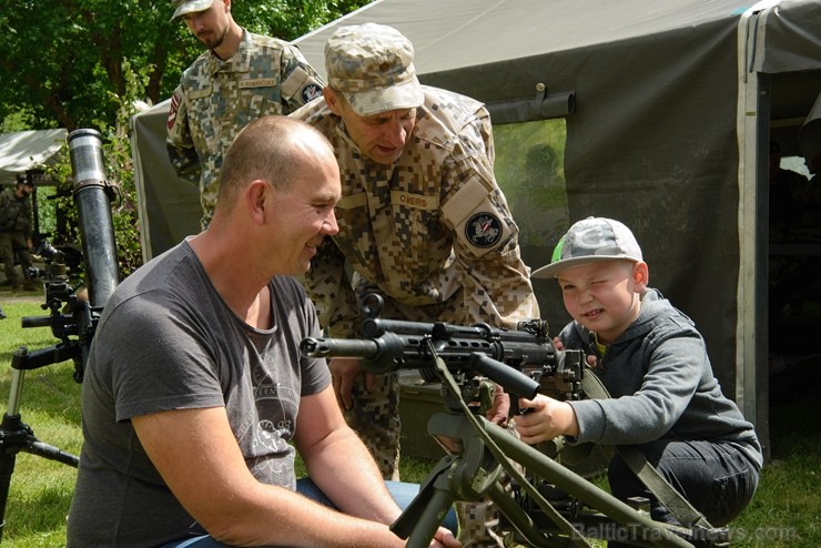 Cēsīs ar kauju rekonstrukciju un dejām, svin Latvijas Uzvaras dienu 226138