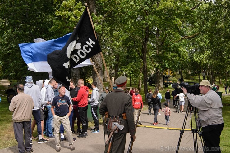 Cēsīs ar kauju rekonstrukciju un dejām, svin Latvijas Uzvaras dienu 226145