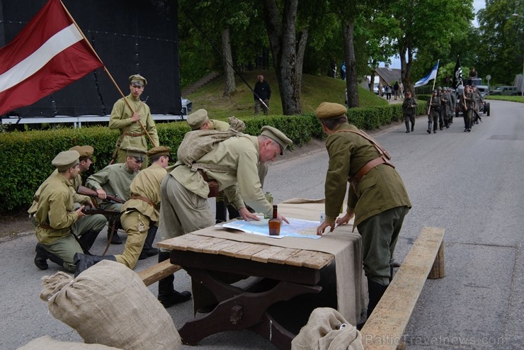 Cēsīs ar kauju rekonstrukciju un dejām, svin Latvijas Uzvaras dienu 226150