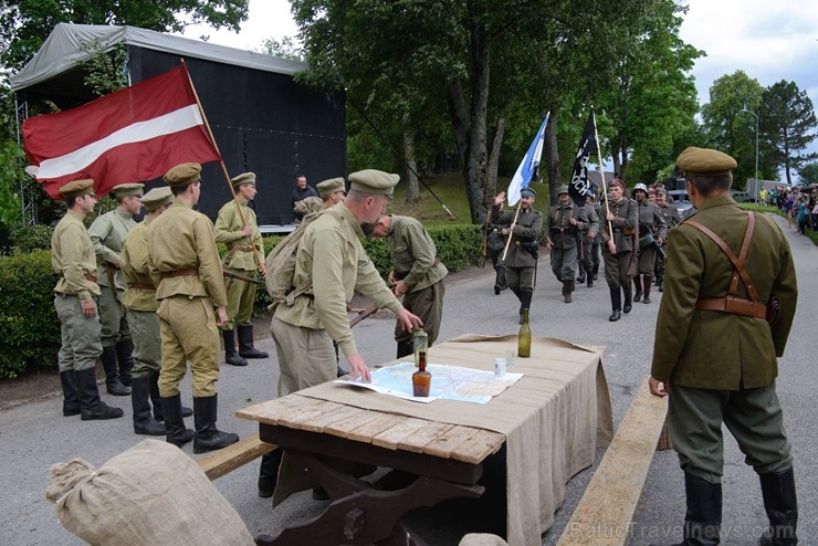 Cēsīs ar kauju rekonstrukciju un dejām, svin Latvijas Uzvaras dienu 226151