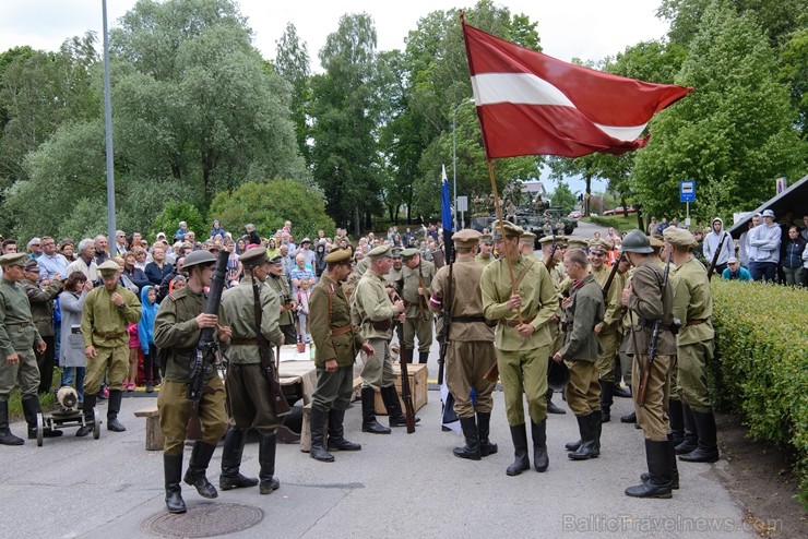 Cēsīs ar kauju rekonstrukciju un dejām, svin Latvijas Uzvaras dienu 226155