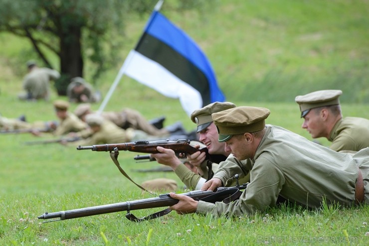 Cēsīs ar kauju rekonstrukciju un dejām, svin Latvijas Uzvaras dienu 226158