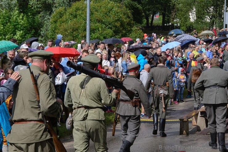 Cēsīs ar kauju rekonstrukciju un dejām, svin Latvijas Uzvaras dienu 226167