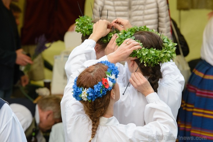 Cēsīs ar kauju rekonstrukciju un dejām, svin Latvijas Uzvaras dienu 226175