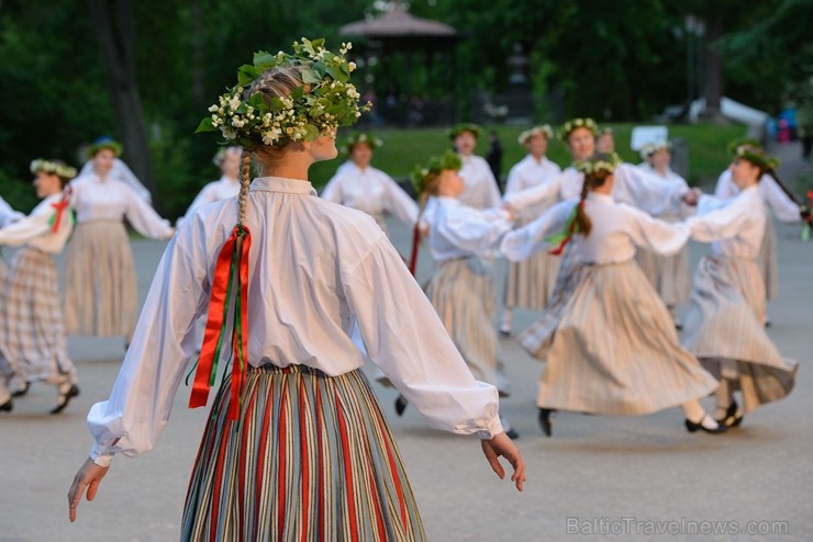 Cēsīs ar kauju rekonstrukciju un dejām, svin Latvijas Uzvaras dienu 226181