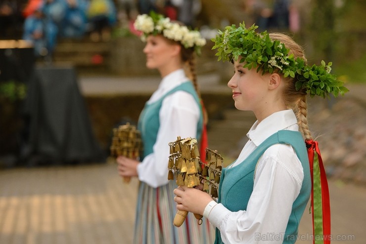 Cēsīs ar kauju rekonstrukciju un dejām, svin Latvijas Uzvaras dienu 226194