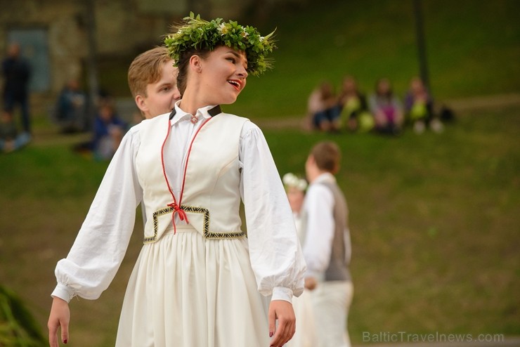 Cēsīs ar kauju rekonstrukciju un dejām, svin Latvijas Uzvaras dienu 226196