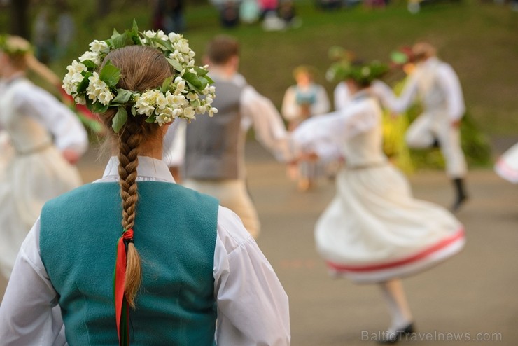 Cēsīs ar kauju rekonstrukciju un dejām, svin Latvijas Uzvaras dienu 226197