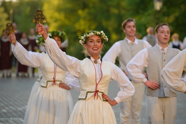 Cēsīs ar kauju rekonstrukciju un dejām, svin Latvijas Uzvaras dienu 226200