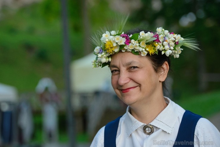 Cēsīs ar kauju rekonstrukciju un dejām, svin Latvijas Uzvaras dienu 226207