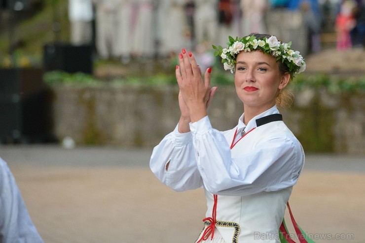 Cēsīs ar kauju rekonstrukciju un dejām, svin Latvijas Uzvaras dienu 226210