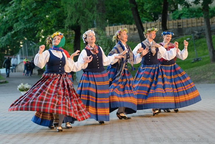 Cēsīs ar kauju rekonstrukciju un dejām, svin Latvijas Uzvaras dienu 226213