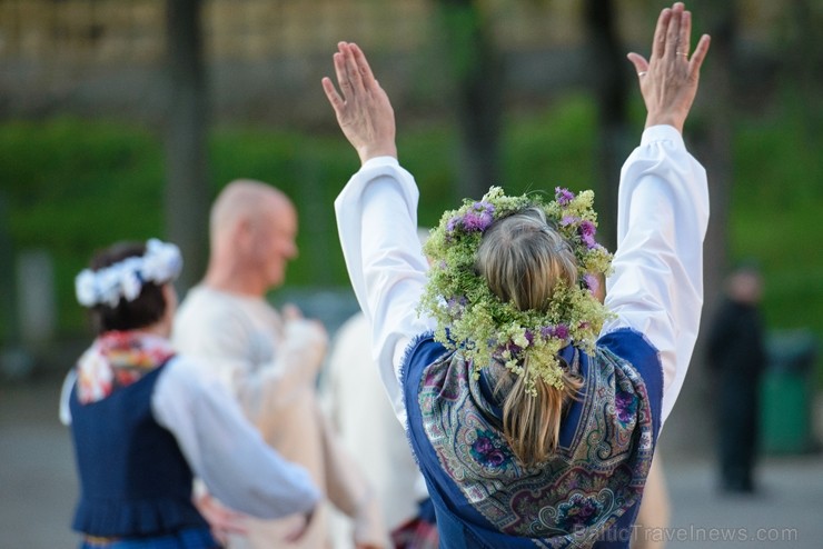 Cēsīs ar kauju rekonstrukciju un dejām, svin Latvijas Uzvaras dienu 226216