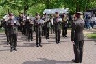 Cēsīs ar kauju rekonstrukciju un dejām, svin Latvijas Uzvaras dienu 50