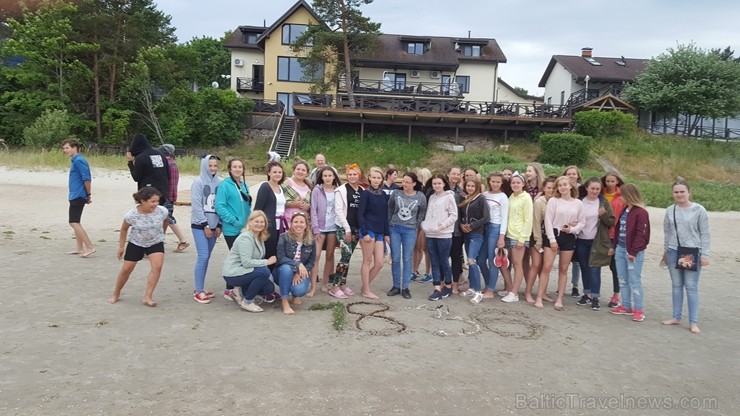 Vasaras saulgriežu laikā patriotiski noskaņoti cilvēki izgaismojuši Latviju, apejot tai apkārt 226300
