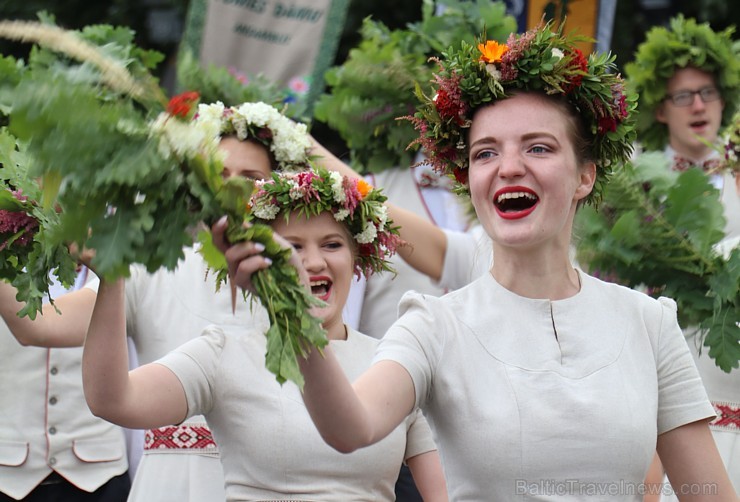 Dziesmu un deju svētku atklāšanas gājiens pulcē Rīgā visus Latvijas novadus (101-200) 226693