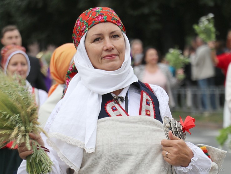 Dziesmu un deju svētku atklāšanas gājiens pulcē Rīgā visus Latvijas novadus (301-400) 226857