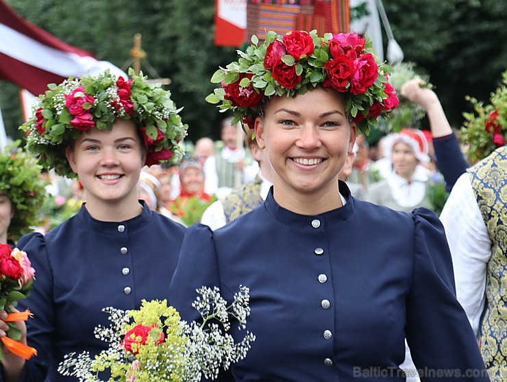 Dziesmu un deju svētku atklāšanas gājiens pulcē Rīgā visus Latvijas novadus (401-500) 226958