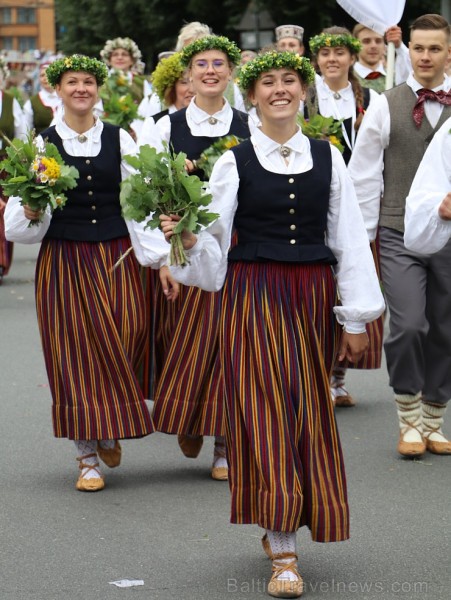 Dziesmu un deju svētku atklāšanas gājiens pulcē Rīgā visus Latvijas novadus (401-500) 226967