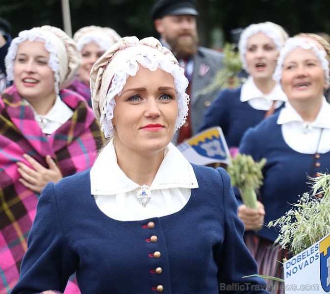 Dziesmu un deju svētku atklāšanas gājiens pulcē Rīgā visus Latvijas novadus (401-500) 227010
