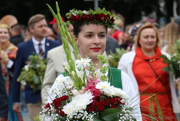 Dziesmu un deju svētku atklāšanas gājiens pulcē Rīgā visus Latvijas novadus (401-500) 227019