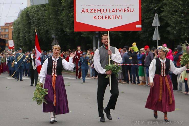 Dziesmu un deju svētku atklāšanas gājiens pulcē Rīgā visus Latvijas novadus (701-800) 227401