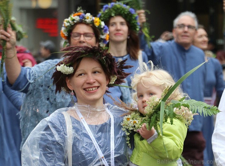 Dziesmu un deju svētku atklāšanas gājiens pulcē Rīgā visus Latvijas novadus (701-800) 227476