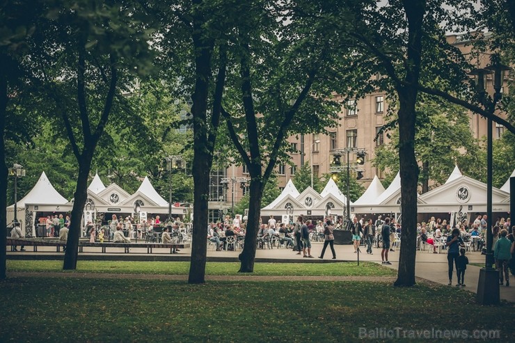 Rīgas centrā tiek baudīti Dziesmu svētki un izmeklēti ēdieni 227589