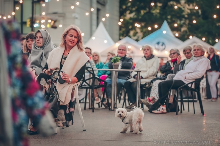 Rīgas centrā tiek baudīti Dziesmu svētki un izmeklēti ēdieni 227592