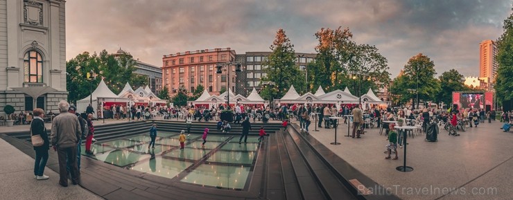 Rīgas centrā tiek baudīti Dziesmu svētki un izmeklēti ēdieni 227599