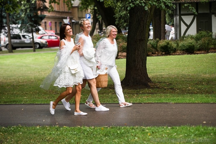 Jau ceturto gadu Rīgā notiek baltais pop-up pikniks «L’elegante Pop-Up Picnic» 227883
