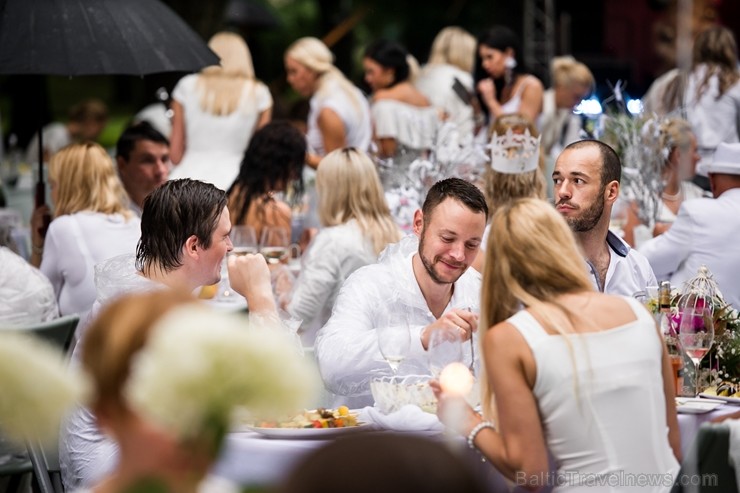 Jau ceturto gadu Rīgā notiek baltais pop-up pikniks «L’elegante Pop-Up Picnic» 227934
