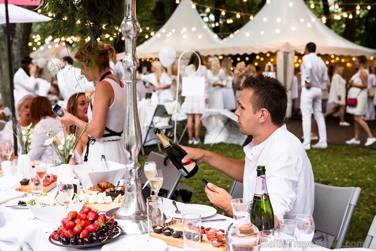 Jau ceturto gadu Rīgā notiek baltais pop-up pikniks «L’elegante Pop-Up Picnic» 227937