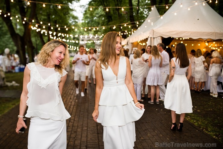 Jau ceturto gadu Rīgā notiek baltais pop-up pikniks «L’elegante Pop-Up Picnic» 227949