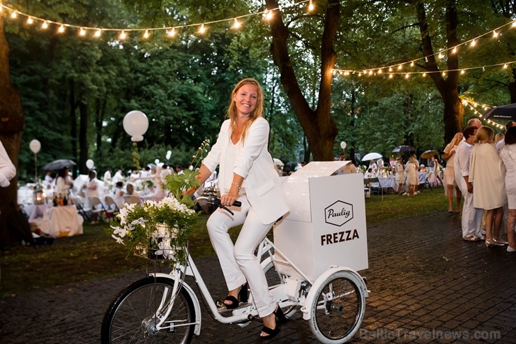 Jau ceturto gadu Rīgā notiek baltais pop-up pikniks «L’elegante Pop-Up Picnic» 227975