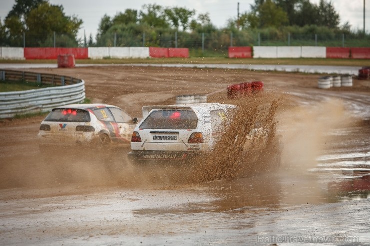 Bauskas dubļos notiek Latvijas rallijkrosa 4.posms 230001