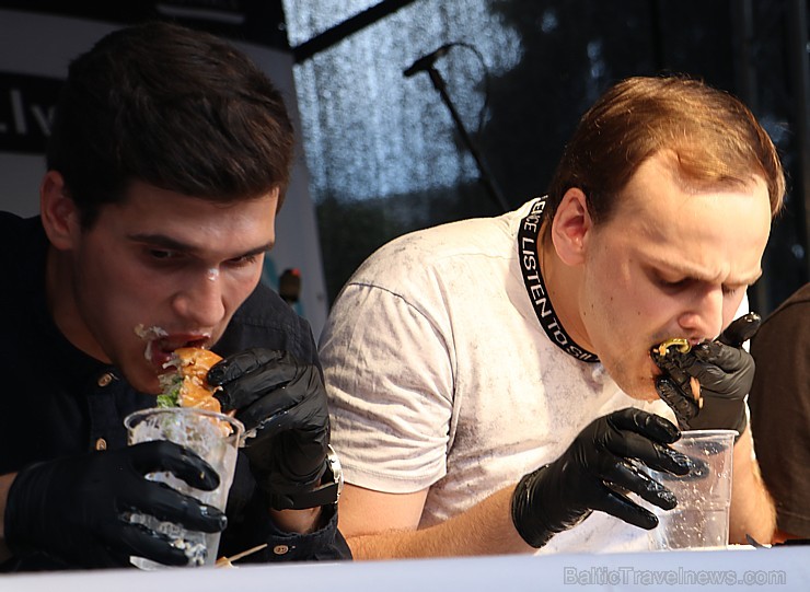 Otrais «Rīgas Burgeru Festivāls 2018» 4.08.2018 noskaidroja ātrāko ēdāju un labāko burgeru 230241