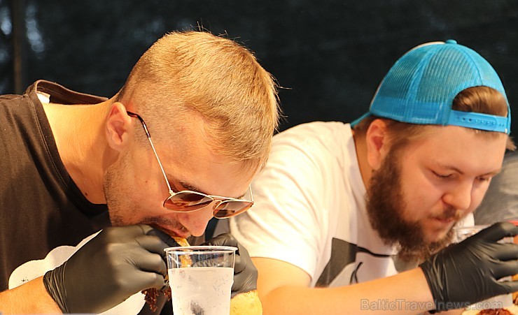 Otrais «Rīgas Burgeru Festivāls 2018» 4.08.2018 noskaidroja ātrāko ēdāju un labāko burgeru 230244