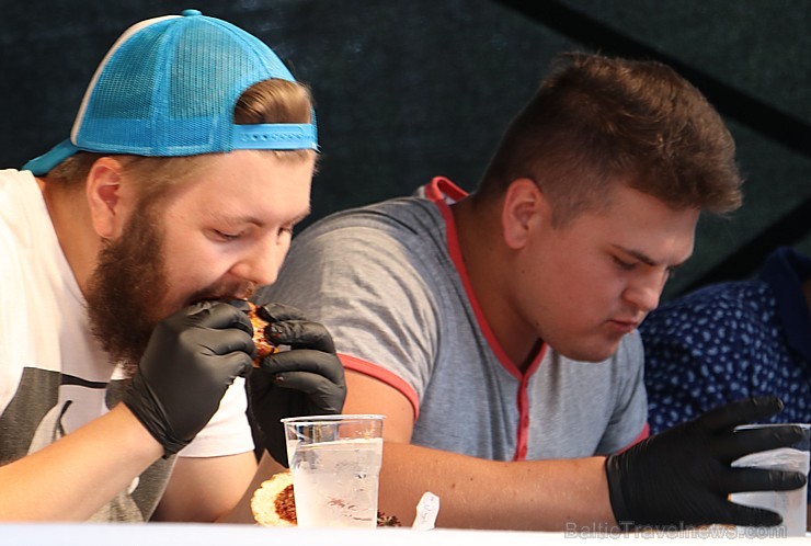 Otrais «Rīgas Burgeru Festivāls 2018» 4.08.2018 noskaidroja ātrāko ēdāju un labāko burgeru 230247