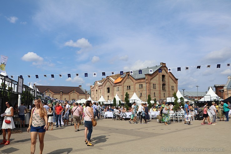 Rīdzinieki un galvaspilsētas viesi 18.08.2018 Spīķeros ar lielu baudu apmeklēja «Rīgas svētku restorāns» pasākumu Rīdzinieki un galvaspilsētas viesi 18.08.2018 Spīķeros ar lielu baudu apmeklēja «Rīgas svētku restorāns» pasākumu 231074